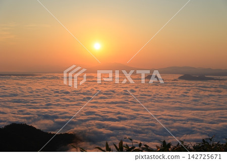 Sea of clouds in the early morning at Tsubetsu Pass, Hokkaido Sea of clouds in the early morning at Tsubetsu Pass, Hokkaido 142725671