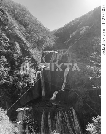 雄偉的袋田瀑布以單色描繪。 雄偉的袋田瀑布以單色描繪。 142725832