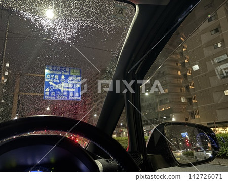 雨夜裡的車內 142726071
