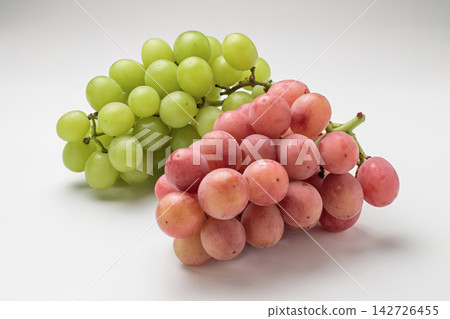 兩串葡萄,分別是 Aki Queen 和 Shine Muscat,放在白色背景上。 兩串葡萄,分別是 Aki Queen 和 Shine Muscat,放在白色背景上。 142726455