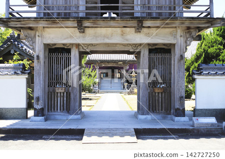 從四國巡禮第九座寺廟－堀林寺的仁王門（仁王門）外，可以看到正殿，它位於正學山菩提寺內。 142727250