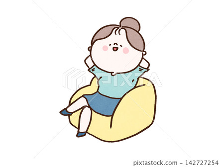 一位女士坐在沙發上,雙手抱頭,看起來很放鬆。 一位女士坐在沙發上,雙手抱頭,看起來很放鬆。 142727254