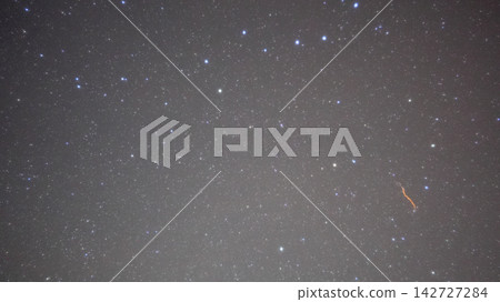 北斗七星附近出現了一道流星尾跡。 北斗七星附近出現了一道流星尾跡。 142727284