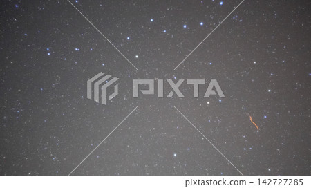 北斗七星附近出現了一道流星尾跡。 北斗七星附近出現了一道流星尾跡。 142727285