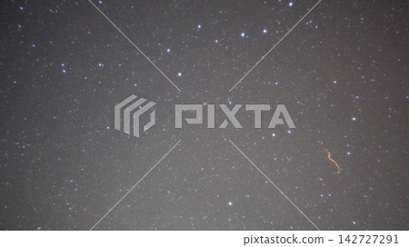 北斗七星附近出現了一道流星尾跡。 142727291
