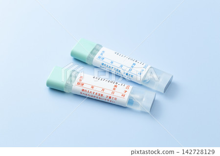 藍色背景上的結直腸癌糞便樣本採集盒。 142728129