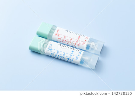 藍色背景上的結直腸癌糞便樣本採集盒。 藍色背景上的結直腸癌糞便樣本採集盒。 142728130