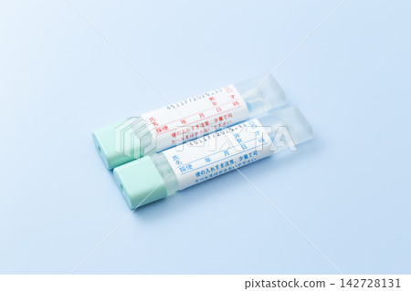 藍色背景上的結直腸癌糞便樣本採集盒。 藍色背景上的結直腸癌糞便樣本採集盒。 142728131