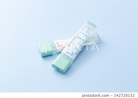 藍色背景上的結直腸癌糞便樣本採集盒。 142728132