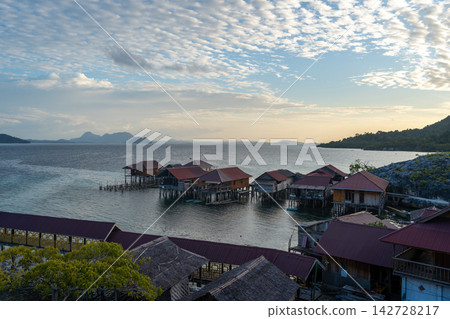 Bajo fishermen village of Pulau Papan Malenge Sulawesi Indonesia at sunset 142728217