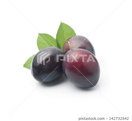 Sweet plums with leaves on white backgrounds Sweet plums with leaves on white backgrounds 142732842