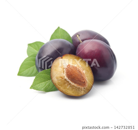 Sweet plums with leaves on white backgrounds Sweet plums with leaves on white backgrounds 142732851