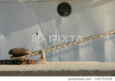 Mooring rope and bollard Mooring rope and bollard 142735038