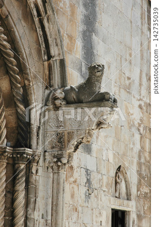 Stone Lion Sculpture on Saint Marks Cathedral in Korcula Stone Lion Sculpture on Saint Marks Cathedral in Korcula 142735039