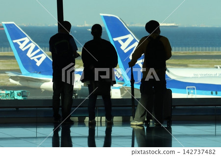 前往羽田機場國際航廈國際櫃檯的國際旅客 前往羽田機場國際航廈國際櫃檯的國際旅客 142737482