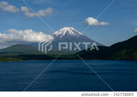 1000日圓紙幣背面描繪的景色是本棲湖和富士山。 1000日圓紙幣背面描繪的景色是本棲湖和富士山。 142738005