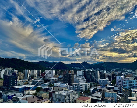 札幌的城市景觀、以三角山為中心的山脈以及廣闊的天空。 札幌的城市景觀、以三角山為中心的山脈以及廣闊的天空。 142738377