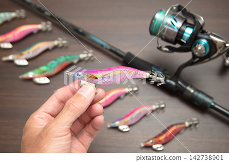 拿著魷魚鉤的人的手 拿著魷魚鉤的人的手 142738901
