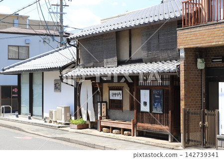 京都傳統町屋和老式咖啡館;橫幅構圖,左側留白;旅遊和地區振興廣告的背景素材。 京都傳統町屋和老式咖啡館;橫幅構圖,左側留白;旅遊和地區振興廣告的背景素材。 142739341