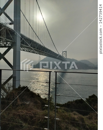 關門海峽籠罩在霧氣之中。 關門海峽籠罩在霧氣之中。 142739414