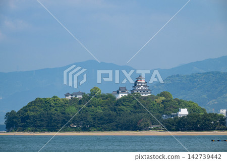 Saga Prefecture / Karatsu Castle in spring, dazzling with the blue of the sky and sea and the vibrant green of the new leaves. Saga Prefecture / Karatsu Castle in spring, dazzling with the blue of the sky and sea and the vibrant green of the new leaves. 142739442