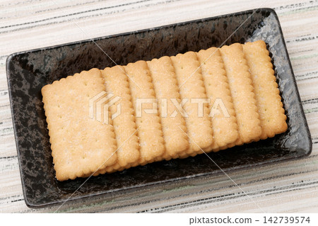 Biscuit Biscuit 142739574