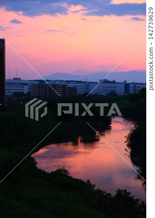 Sunset over the Tsurumi River with a view of Mt. Fuji 142739629