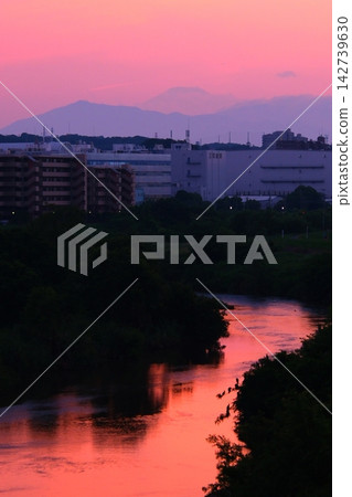 鶴見川上的日落,遠眺富士山。 鶴見川上的日落,遠眺富士山。 142739630