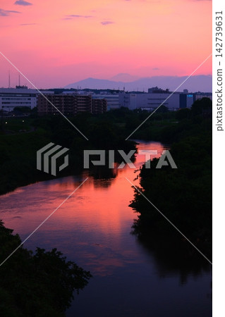 Sunset over the Tsurumi River with a view of Mt. Fuji Sunset over the Tsurumi River with a view of Mt. Fuji 142739631