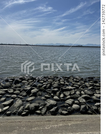 碧空如洗,水邊綿延著石砌堤岸,構成了一幅美麗的風景。 碧空如洗,水邊綿延著石砌堤岸,構成了一幅美麗的風景。 142739772
