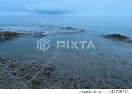 海浪拍打著大海 海浪拍打著大海 142739781