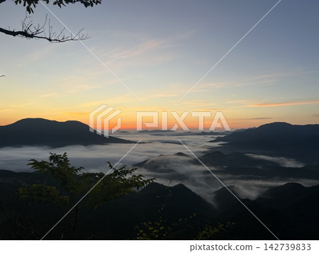 秋日高地,雲海籠罩群山,美不勝收。 秋日高地,雲海籠罩群山,美不勝收。 142739833