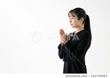 一個穿著悼念衣服的女人 一個穿著悼念衣服的女人 142740067
