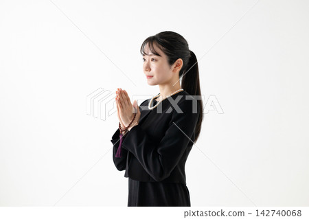 一個穿著悼念衣服的女人 一個穿著悼念衣服的女人 142740068