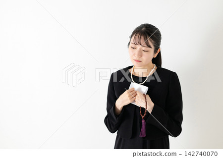 一個穿著悼念衣服的女人 一個穿著悼念衣服的女人 142740070