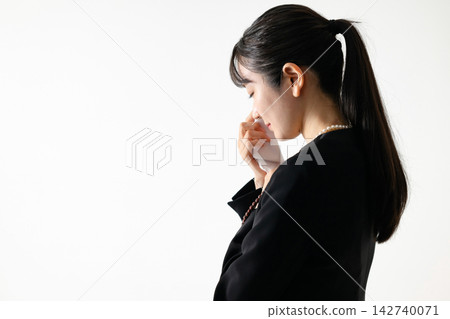 一個穿著悼念衣服的女人 一個穿著悼念衣服的女人 142740071