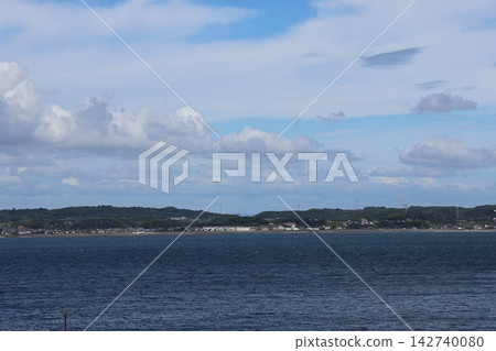 蔚藍的海洋、沿海城鎮、山脈、雲朵和藍天構成了一幅美麗的風景。 蔚藍的海洋、沿海城鎮、山脈、雲朵和藍天構成了一幅美麗的風景。 142740080