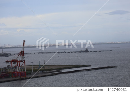 陰雲密佈的天空、大海、填海造陸的土地,以及遠處城市景觀構成了一幅美麗的風景畫。 陰雲密佈的天空、大海、填海造陸的土地,以及遠處城市景觀構成了一幅美麗的風景畫。 142740081