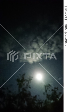 月亮從雲層中探出頭來 142740119
