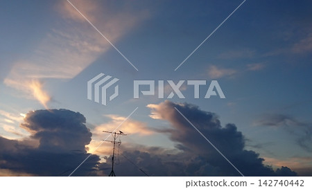 日落照亮的雲彩 142740442