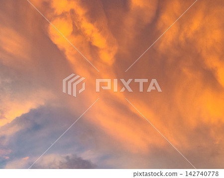 在落日的天空中漂浮的雲 在落日的天空中漂浮的雲 142740778