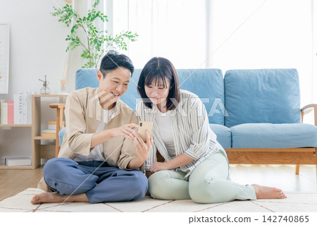 看智能手機的夫婦 142740865