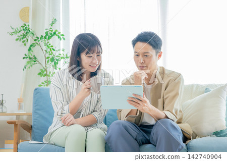 看片劑的夫婦 142740904