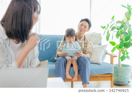 一家人在客廳使用平板電腦 142740925