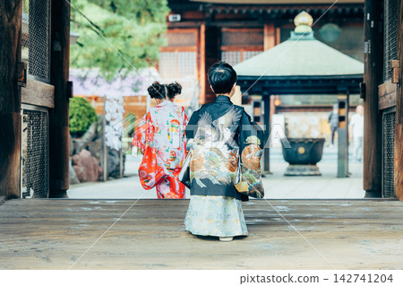 七五三(日本傳統的兒童成年禮)、戶外、家庭 七五三(日本傳統的兒童成年禮)、戶外、家庭 142741204