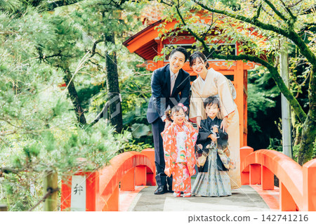 家長和孩子參觀 142741216