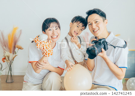工作人員正在拍照 142741245