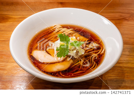 RAMEN Mozu:一家專營醬油拉麵和中國麵條的拉麵店,以精美的麵條和清澈的醬油湯底為特色。 RAMEN Mozu:一家專營醬油拉麵和中國麵條的拉麵店,以精美的麵條和清澈的醬油湯底為特色。 142741371
