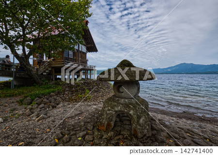 Ukigi Shrine and stone lanterns on the shores of Lake Tazawa, Akita Prefecture Ukigi Shrine and stone lanterns on the shores of Lake Tazawa, Akita Prefecture 142741400
