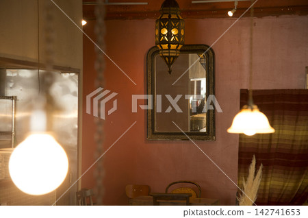 咖啡店裡的鏡子 咖啡店裡的鏡子 142741653